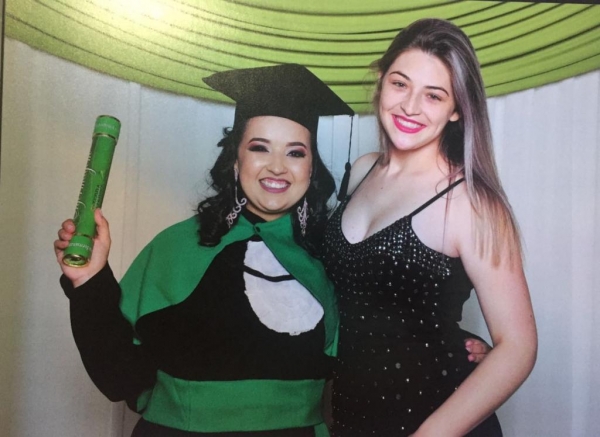 Após 16 anos de confirmação de troca na maternidade, Francielle (à esquerda) e Danielle (à direita) mantêm relação de irmãs (Foto: Francielle Barbosa/Arquivo pessoal)