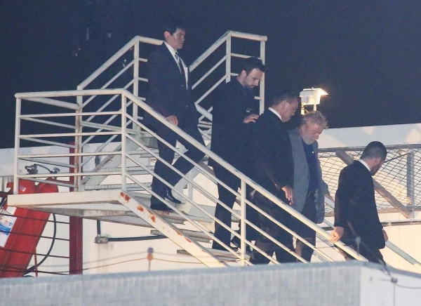 Lula chegou à PF, em Curitiba, para cumprir pena de prisão na noite de 7 de abril (Foto: Giuliano Gomes/PRPRESS)