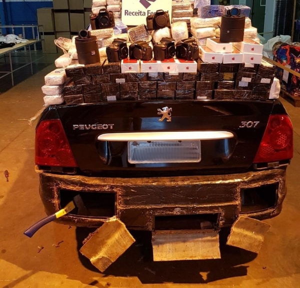 Dupla flagrada com eletrônicos contrabandeados disse aos agentes da Receita Federal que seguiria até Cascavel (Foto: RF/Divulgação)