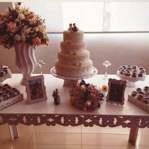 Mesa do bolo, no casamento de Cristiane e Marcelo, dentro do hospital (Foto: Arquivo Pessoal)