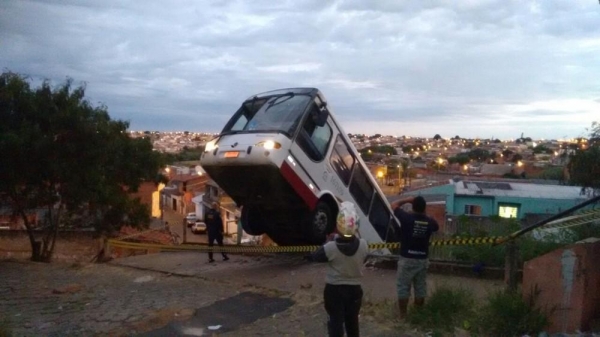 Adolescente furta ônibus, perde a direção e cai sobre casa em São Carlos, SP. (Foto: Évelin Nogueira/EPTV)