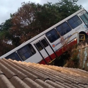 Ônibus destrói casa no Jardim Gonzaga (Foto: Évelin Nogueira/EPTV)