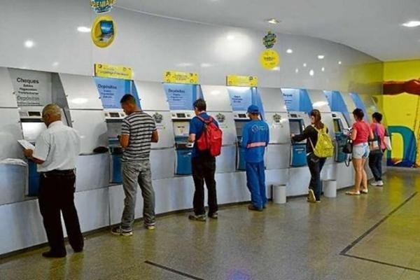 A Federação Nacional dos Bancos (Febraban) divulgou, nesta segunda-feira, os horários diferenciados para o atendimento do público nas agências bancárias nos dias de jogos da Seleção Brasileira, durante a Copa do Mundo da Rússia.  De acordo com a circular emitida pelo Banco Central do Brasil, e por motivos de segurança das agências e de transporte de valores, a recomendação é de que o horário seja reduzido.  Na primeira fase, o Brasil joga no dia 17 de junho (domingo), em 22 de junho (sexta-feira) às 9h e no dia 27 de junho (quarta-feira) às 15h.  Fora do expediente, os bancos oferecem aos clientes opções como os caixas eletrônicos, a internet banking, o aplicativo do banco no celular e operações bancárias por telefone.  De acordo com a Febraban, os bancos terão de informar o horário de funcionamento e atendimentos nos dias de jogos em cartazes afixados nas agências com antecedência de 48 horas.  Confira o expediente:  Para os jogos às 9h:  Nas capitais e regiões metropolitanas: das 13h às 17h  No interior: das 13h às 17h  Para os jogos às 11h:  Nas capitais: das 8h30 às 10h30 e das 14h às 16h  No interior: das 8h30 às 10h30 e das 14h às 16h  Para os jogos às 15h:  Nas capitais: das 9h às 13h  No interior: das 9h às 13h