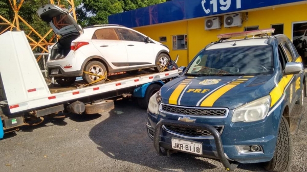 Carro roubado no RS caiu em área alagada durante fuga de assaltantes (Foto: PRF-MT/ Divulgação)