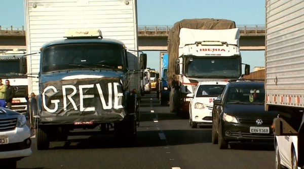 Caminhoneiros protestam na região de Ribeirão Preto contra reajustes no preço do diesel (Foto: Reprodução/EPTV)