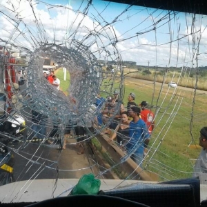Foto mostra buraco em vidro atingido por pedra (Foto: PRF/Divulgação)