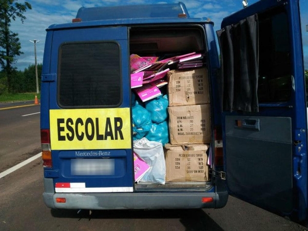 No veículo com placas de Rio Rufino (SC) estavam o motorista e três passageiros, moradores de Londrina, no norte (Foto: PRE/Divulgação)