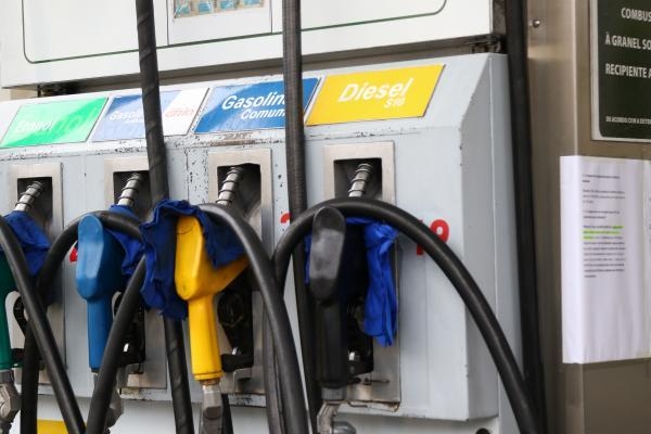 Posto de Curitiba divulga a portaria do governo sobre a redução do diesel (Foto: Franklin de Freitas)