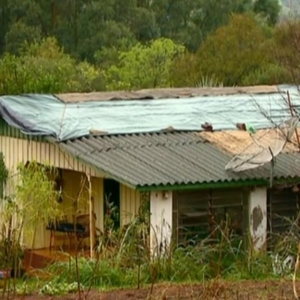 Defesa Civil distribui lonas para moradores de Santa Rosa, no Noroeste (Foto: Reprodução/RBS TV)