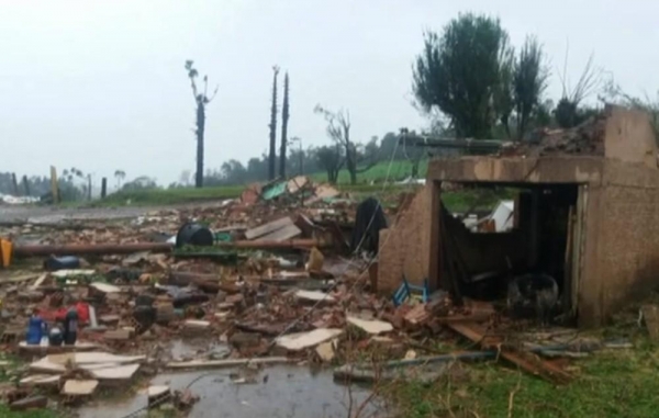 Água Santa, no Norte do Rio Grande do Sul, teve casas destruídas pelo temporal (Foto: Reprodução/RBS TV)