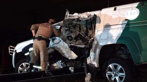 Acidente entre carro do Siate e trem deixa feridos no Cajuru, em Curitiba (Foto: Tony Mattoso/RPC)