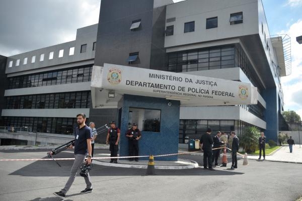 Sai o tão esperado edital para o concurso da Polícia Federal. Ele está publicado no Diário Oficial da União e aponta para a seleção de 500 vagas. São 150 para o cargo de Delegado de Polícia Federal, 60 vagas para Perito Criminal Federal, 180 vagas para Agente de Polícia Federal, 80 vagas para Escrivão de Polícia Federal e 30 vagas para Papiloscopista Federal.  Como fazer a inscrição?  As inscrições para participar do certame serão realizadas via internet, neste endereço eletrônico, no período entre 10 horas do dia 19 de junho de 2018 e 18 horas do dia 2 de julho de 2018 (horário oficial de Brasília/DF).  Descrição dos cargos  Delegado de Polícia Federal – R$ 22,6 mil  Instaurar e presidir procedimentos policiais de investigação; orientar e comandar a execução de investigações relacionadas com a prevenção e repressão de ilícitos penais; participar do planejamento de operações de segurança e investigações; supervisionar e executar missões de caráter sigiloso; participar da execução das medidas de segurança orgânica, bem como desempenhar outras atividades, semelhantes ou destinadas a apoiar o órgão na consecução dos seus fins.  Perito Criminal – R$ 22,6 mil  Realizar exames periciais em locais de infração penal; realizar exames em instrumentos utilizados, ou presumivelmente utilizados na prática de infrações penais; proceder pesquisas de interesse do serviço; coletar dados e informações necessários à complementação dos exames periciais; participar da execução das medidas de segurança orgânica e zelar pelo cumprimento delas; desempenhar outras atividades que visem apoiar técnica e administrativamente as metas da Instituição Policial, bem como executar outras tarefas que lhe forem atribuídas.  Agente de Polícia Federal – R$ 11,9 mil  Investigar atos ou fatos que caracterizem ou possam caracterizar infrações penais, observada a competência da Polícia Federal; proceder à busca de dados necessários; executar todas as tarefas necessárias à identificação, ao arquivamento, à recuperação, à produção e ao preparo dos documentos de  informações; executar todas as atividades necessárias à prevenção e repressão de ilícitos penais da competência da Polícia Federal; conduzir veículos automotores, embarcações e aeronaves; auxiliar a autoridade policial em todos os atos de investigação, cumprir medidas de segurança orgânica; desempenhar outras atividades de natureza policial e administrativa, bem como executar outras tarefas que lhe forem atribuídas.  Escrivão de Polícia Federal – R$ 11,9 mil  Dar cumprimento às formalidades processuais, lavrar termos, autos e mandados, observando os prazos necessários ao preparo, à ultimação e à remessa de procedimentos policiais de investigação; atuar nos procedimentos policiais de investigação, acompanhar a autoridade policial, sempre que determinado, em diligências policiais; responsabilizar-se pelo valor das fianças recebidas e pelos objetos de apreensão; conduzir veículos automotores; cumprir medidas de segurança orgânica; atuar nos procedimentos policiais de investigação; desempenhar outras atividades de natureza policial e administrativa, bem como executar outras tarefas que lhe forem atribuídas.  Papilocopista Polícia Federal – R$ 11,9 mil  Executar, orientar, supervisionar e fiscalizar os procedimentos de coleta, revelação, levantamento e armazenamento de fragmentos e impressões papilares, exames e laudos oficiais papiloscópicos, representação facial humana; operação e gestão de bancos e sistemas automatizados de identificação civil e criminal; assistir à autoridade policial; desenvolver estudos na área de papiloscopia; conduzir veículos automotores; cumprir medidas de segurança orgânica; desempenhar outras atividades de natureza policial e administrativa, bem como executar outras tarefas que lhe forem atribuídas.  Quanto custa para se inscrever?  * Delegado de Polícia Federal: R$ 250,00  * Perito Criminal Federal: R$ 250,00  * Agente de Polícia Federal: R$ 180,00  * Escrivão de Polícia Federal: R$ 180,00  * Papiloscopista Policial Federal: R$ 180,00.