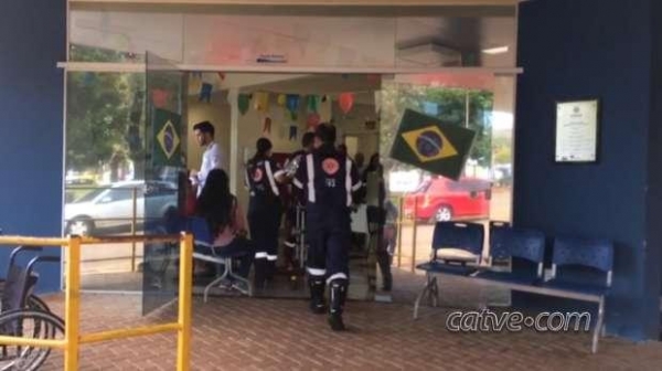 Um homem sofreu traumatismo craniano gravíssimo ao cair de seis metros de altura em Braganey, na manhã desta segunda-feira (02).   Segundo informações ele estava em uma cobertura e caiu, batendo a cabeça no chão.   O Aeromédico do Samu foi acionado e encontrou a vítima inconsciente. O homem de 45 anos precisou ser entubado para encaminhamento ao Hospital Universitário de Cascavel.   De acordo com o Samu a vítima corre risco de morte devido a gravidade dos ferimentos. Redação Catve