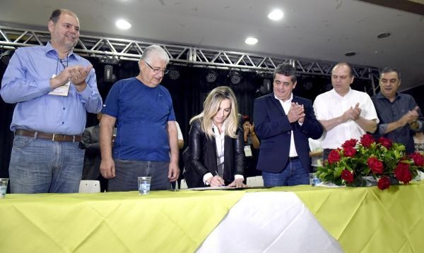 Requião com Cida Borghetti em imagem divulgada pelo governo (Foto: Ricardo Almeida/ANPr)