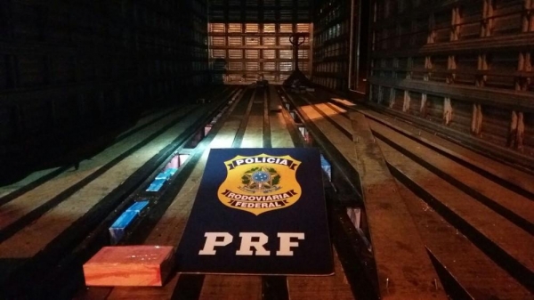 O veículo, o condutor e a carga foram encaminhados para a Alfândega da Receita Federal em Foz do Iguaçu (Foto: PRF/Divulgação)