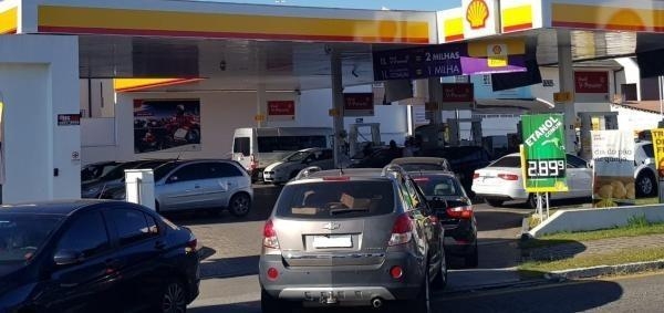 Fila em posto de combustível durante a greve dos caminhoneiros em maio (Foto: Josianne Ritz/Arquivo Bem Paraná)