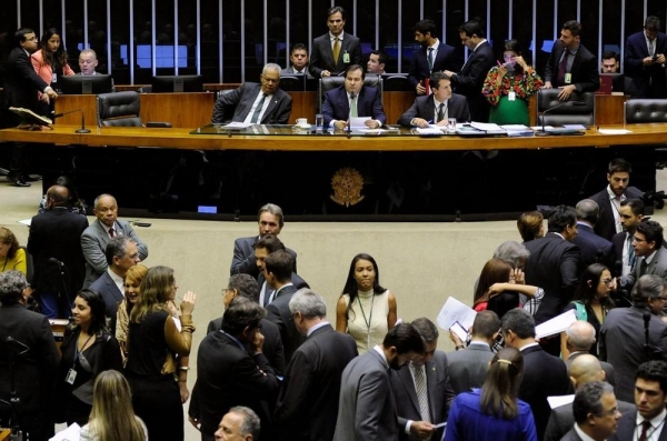 Deputados reunidos no plenário da Câmara durante a sessão desta terça (10) (Foto: Luis Macedo/Câmara dos Deputados)