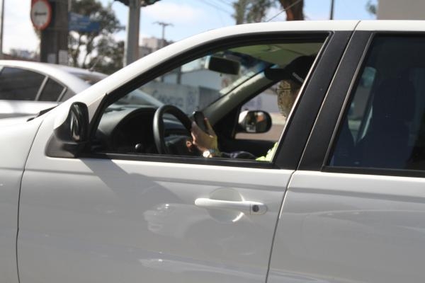 Motoristas ainda manuseiam o celular ao volante (Foto: Franklin de Freitas)