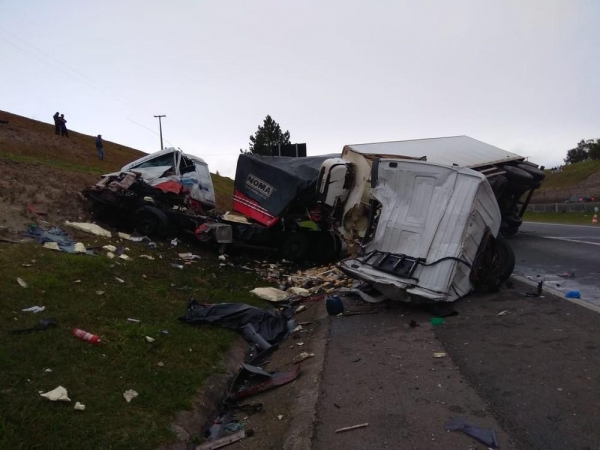 Acidente entre três caminhões mata uma pessoa e fere gravemente outra na BR-116, em Quatro Barras (Foto: Divulgação/PRF)