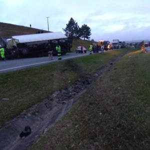 A pista sentido São Paulo estava totalmente interditada até a última atualização desta reportagem (Foto: Reprodução/RPC)