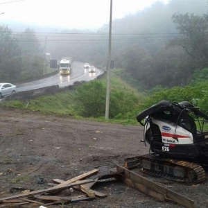 Veículo levava caminhonete e mini-carregadeira. (Foto: Divulgação/PRF)
