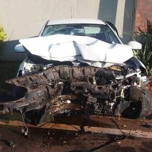 O carro também ficou destruído; motorista teve ferimentos leves — Foto: PRF/Divulgação