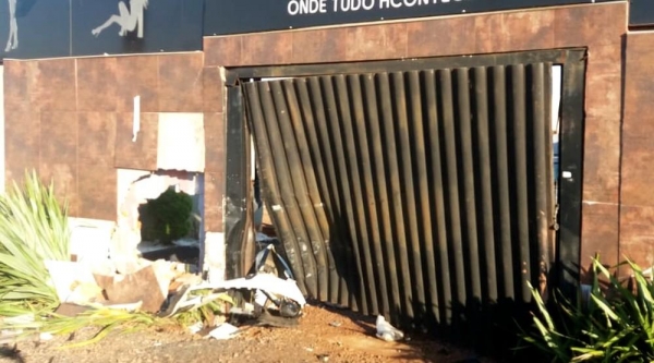 Com a batida, entrada da boate em Cascavel ficou destruída — Foto: PRF/Divulgação