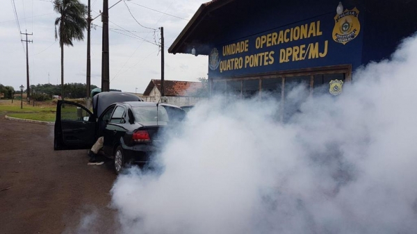 Segundo a polícia, o dispositivo que, sob o comando do motorista, emite uma densa nuvem de fumaça pelo escapamento é usado para tentar despistar veículos da polícia e permitir a fuga — Foto: Polícia Rodoviária Federal/Reprodução