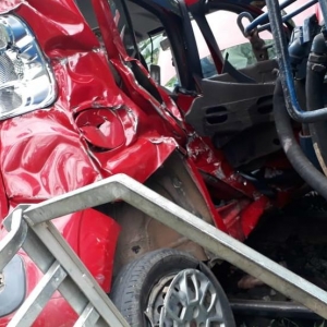 Carro foi arrastado por 200 metros, segundo os bombeiros — Foto: Corpo de Bombeiros/Divulgação