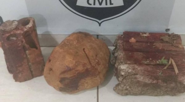 O homem foi agredido dentro e fora da residência, com tijolos e pedras que estavam no terreno.. (Foto: Polícia Civil)