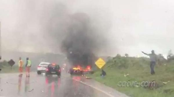 Uma grave acidente deixou um morto e um gravemente ferido na BR 277 em Candói, no início da tarde desta quarta-feira (14).  A batida envolveu dois veículos e um deles foi destruído pelas chamas.  Internautas que passavam pelo registraram o grave acidente e enviaram imagens.  Uma equipe do Corpo de Bombeiros foi acionada no local para desencarcerar as vítimas presas às ferragens.  A PRF está no local atendendo a ocorrência. Redação Catve.com