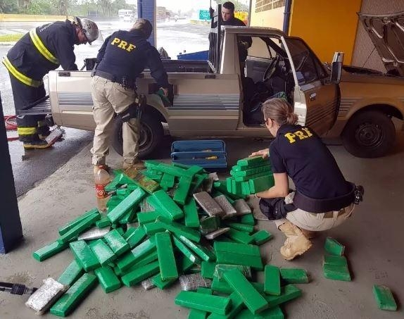 Maconha estava escondida em lataria de caminhonete na BR-101 em Joinville (Foto: Divulgação/PRF-SC )