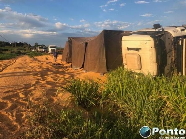 A carreta carregada de milho saiu de Eldorado/MS e tinha como destino Santa Catarina. (Foto: Ponto da Notícia)