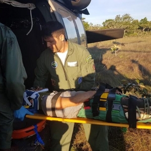Piloto e copiloto foram resgatados após queda de avião na Serra do Mangaval, em Cáceres — Foto: FAB/Divulgação