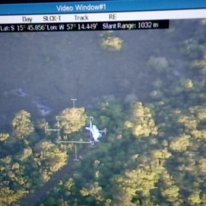 Imagem divulgada mostra destroços da aeronave na região da Serra do Mangaval — Foto: FAB/Divulgação