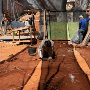 Terreno particular passava por obras, quando foi orientado por órgãos do patrimônio a buscar acompanhamento arqueológico por ser vizinho a capela tombada — Foto: Marcelo Brandt/G1
