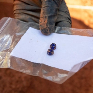 Um dos restos mortais foi encontrado com contas de vidro de um colar, o que indica o pertencimento a alguma religião de matriz africana — Foto: Marcelo Brandt/G1