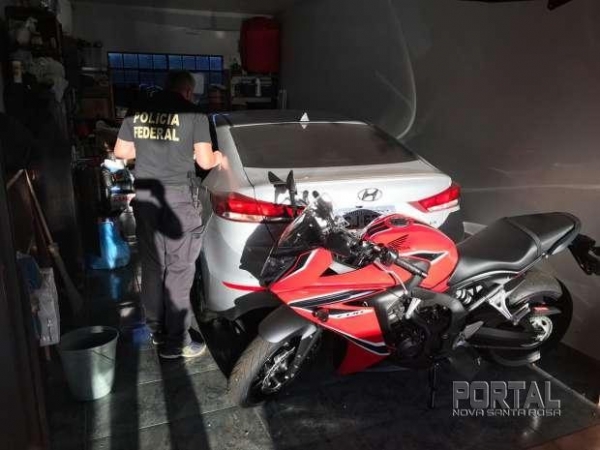 Em uma das residências alvo da operação, a PF apreendeu um Hyundai Elantra, e uma motocicleta Honda CBR. (Foto: Divulgação)