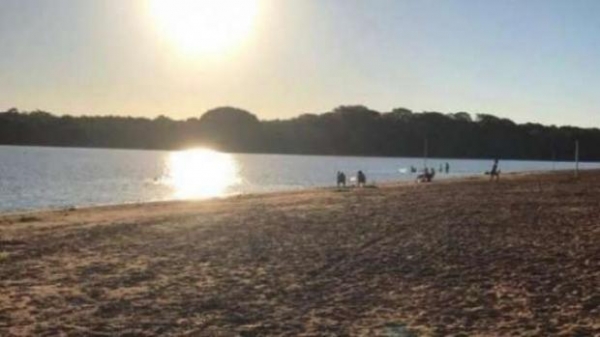 A madrugada foi de clima agradável na maior parte do Paraná nesta terça-feira (18), mas o dia não promete ser assim, as temperaturas voltam a se elevar e o dia segue quente em praticamente todas as regiões.   A terça-feira em Cascavel terá chances de pancadas de chuvas, mas o acumulado previsto é baixo ? cerca de dois milímetros. A mínima fica na casa dos 19°C e a máxima pode chegar aos 33°C, porém a sensação térmica bem acima desse número. O vento que ajuda amenizar a temperatura chega aos 24 km/h.   Na tarde de segunda-feira (17), a sensação térmica na Capital do Oeste chegou aos 35°C, o tempo até chegou a fechar, mas a chuva não caiu e o clima abafado permaneceu.   Na fronteira com o Paraguai, o clima quente é rotina. Em Guaíra, a máxima prevista para hoje é de 36°C e há previsão de pancadas de chuva que devem refrescar durante a tarde.  Redação Catve.com