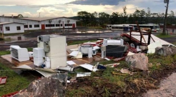 O alojamento e outras estruturas da Usina Baixo Iguaçu, entre Capanema e Capitão Leônidas Marques, foram destelhadas durante as fortes chuvas registradas na tarde desta quinta-feira (20).  De acordo com a assessoria da usina, o temporal durou cerca de cinco minutos, e destelhou o escritório, lavanderia e alojamento.  Apesar do susto, ninguém ficou ferido na usina. A assessoria afirmou ainda que os serviços continuaram normalmente na usina, apesar dos estragos.  Radares do Simepar chegaram a registrar entre as 15h e 16h, rajadas de vento de até 110 km/h.   Moradores das proximidades da usina registraram o momento do temporal. 