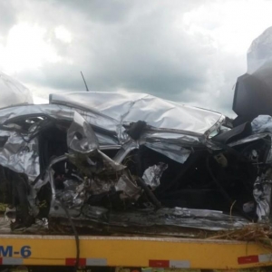 O carro da família bateu de frente com uma caminhonete — Foto: PRF/ Divulgação