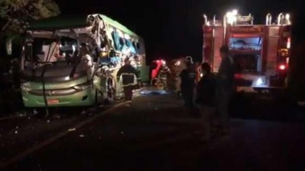 O Corpo de Bombeiros confirmou cinco óbitos no local do acidente. (Foto: Rádio Itapuã)