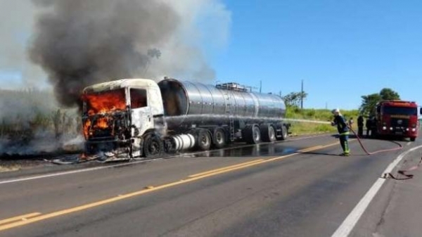 Não há informações sobre o que teria provocado as chamas no veículo.(Foto: Catve)