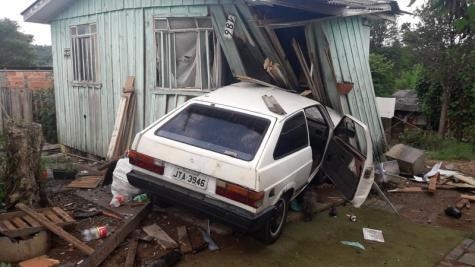 O motorista perdeu o controle. (Foto: A Rede)