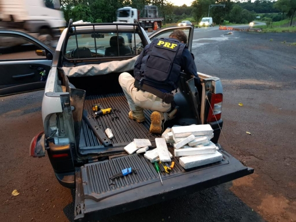 Por volta das 06h40 desta terça-feira (12), a equipe da Polícia Rodoviária Federal em serviço no Km 642 da BR 277, no município de Céu Azul/PR, onde realizou a abordagem do veículo FIAT/STRADA, cor prata, com placas de Santa Catarina.  Com o comportamento suspeito do condutor, a equipe decidiu realizar busca minuciosa no interior do veículo, encontrando, oculto na lataria do veículo, grande quantidade de substância análoga a maconha.  Foi dada voz de prisão ao condutor, um homem de 30 anos, que estaria levando a droga para a cidade de Cascavel/PR.  Diante dos fatos, o preso, o veículo e a droga foram encaminhados para a Delegacia da Polícia Civil de Matelândia/PR para os devidos procedimentos legais.