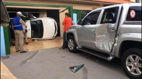 Uma cena de filme foi registrada na noite deste sábado (16) no Bairro Pioneiros Catarinenses, em Cascavel.  O condutor desta Montana seguia pela Rua Guanabara, quando perdeu o controle da direção, bateu contra uma caminhonete Amarok que estava estacionada na calçada e logo após invadiu a garagem desta residência.  A posição que o veículo ficou na garagem da casa é inacreditável. Com o impacto o portão da casa foi destruído. Por sorte na residência ninguém ficou ferido.  Informações repassada por pessoas que estavam no local dão conta que o condutor do carro estava em um posto de combustíveis e teria se envolvido em uma briga. Na tentativa de fugir da confusão ele acabou pegando o carro e nesse ponto da Rua Guanabara, acabou perdendo o controle da direção.  Duas pessoas ficaram feridas no acidente.