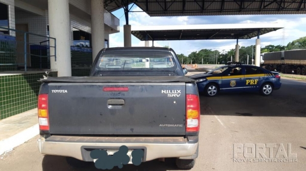 Em Guaíra, durante fiscalização da equipe, foi avistado o veículo Toyota/Hillux de cor preta, com três ocupantes, ao passar pela barreira policial o passageiro do banco da frente (vítima) saltou do veículo ainda em movimento e correu em direção aos PRFs pedindo ajuda.  Os policiais ao perceber que tratava-se de um sequestro, de imediato iniciaram acompanhamento à pick-up que parou logo à frente, tendo o passageiro do banco traseiro (sequestrador) saltado e se evadido na mata, enquanto que o outro envolvido (condutor) foi preso pela equipe policial.  A vítima, um empresário de 34 anos do município de Umuarama, relatou aos policiais que teve seu galpão invadido por sete indivíduos armados, em seguida a vítima foi levada para uma mata onde foI torturado e espancado.  A motivação seria uma suposta dívida que a vítima teria com um paraguaio.  Segundo o sequestrador, recebeu ordens do paraguaio para que o devedor fosse levado até o Paraguai para que fosse finalizado o acerto de contas.  O indivíduo de 35 anos foi encaminhado para a Polícia Civil de Guaíra, responderá pelos crimes de sequestro e cárcere privado.  A vítima teve lesões leves e negou atendimento médico.
