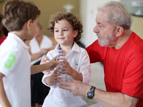 Lula com o neto Arthur (Foto: Divulgação/Vigília Lula Livre)
