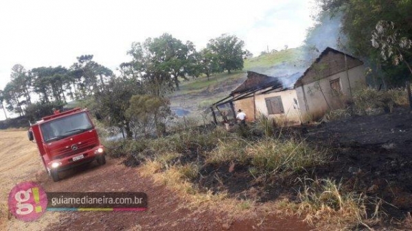 As causas do incêndio são incertas, e ninguém ficou ferido.(Foto: Guia Medianeira)