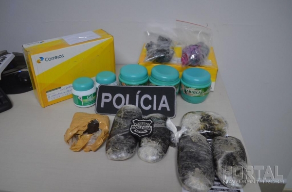 A Polícia Civil de Toledo através de investigações, chegou até uma mulher de 40 anos, por volta das 15h30 de hoje (08) que reside no centro de Toledo e iria despachar através do serviço do correio, 2 kg e meio de haxixe.  Ela estava conduzindo o Chevrolet Celta, placas HNB 8189 de Cascavel, quando foi abordada na Rua Barão do Rio Branco, quase esquina com Parigot de Souza, próximo à rodoviária e foi encontrado pelos investigadores do GDE, dentro do veículo, 6 pedaços grandes da droga e mais cinco pedaços menores,  camuflado dentro de potes de pomada de gel, para disfarçar o cheiro.  Juntamente com a droga, estava a caixa.com o logotipo do correio para ser despachadas. A mesma foi presa e está disposição da justiça na delegacia de Toledo.  Segundo a polícia, este já é o segundo caso que a Polícia Civil intercepta o tráfico que seria despachado pelos correios.